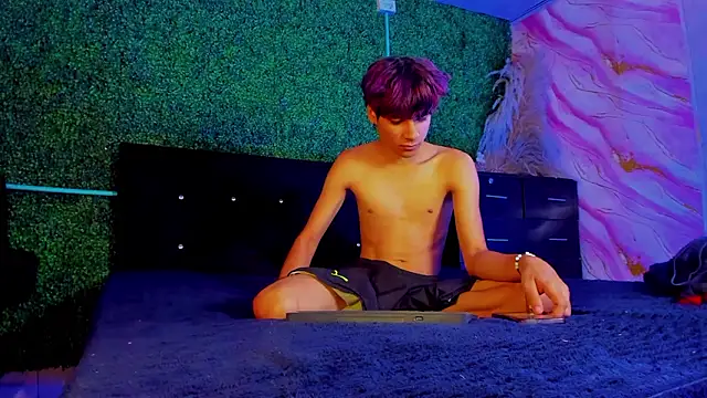 Leo Glow online show from 02-19-26, 01:08