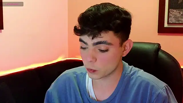 Snapshot of petitegigant33 chatting on 10-31-25, 03:03 petitegigant33 online show from 10-31-25, 03:03