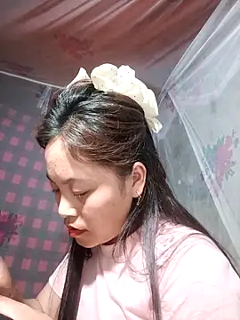 Snapshot of Alice-567 chatting on 02-14-26, 02:06 Alice-567 online show from 02-14-26, 02:06