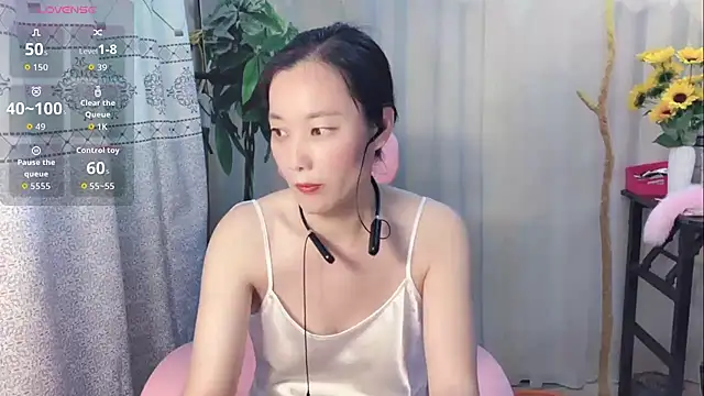 Snapshot of Lingling-Baby520 chatting on 05-21-26, 08:12 Lingling-Baby520 online show from 05-21-26, 08:12