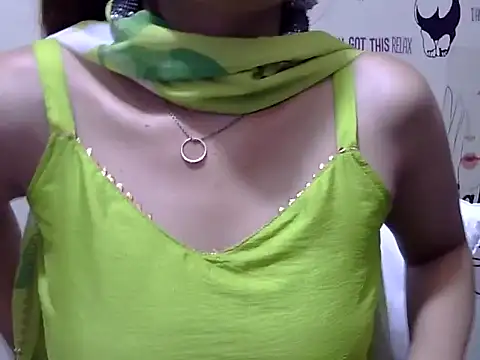Snapshot of maira_33 chatting on 05-10-26, 09:35 maira 33 online show from 05-10-26, 09:35