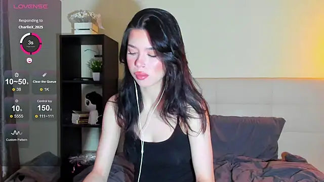 Snapshot of Tune_Godnesss chatting on 07-15-26, 01:23 Tune Godnesss online show from 07-15-26, 01:23