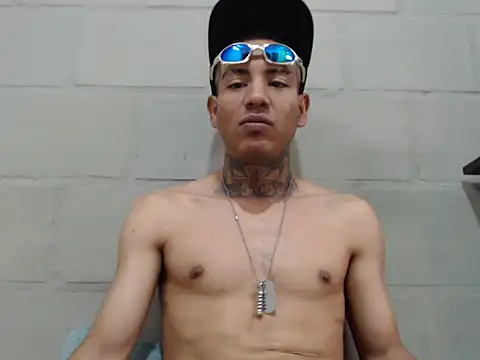 Snapshot of Strongercock chatting on 10-31-25, 08:05 Strongercock online show from 10-31-25, 08:05