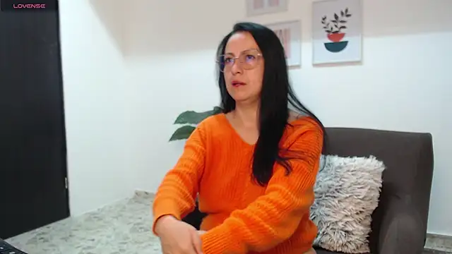 Lauryn Jones online show from 11-15-25, 05:17