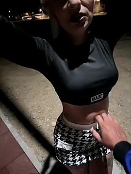 Snapshot of sexywomen35 chatting on 10-31-25, 07:21 sexywomen35 online show from 10-31-25, 07:21