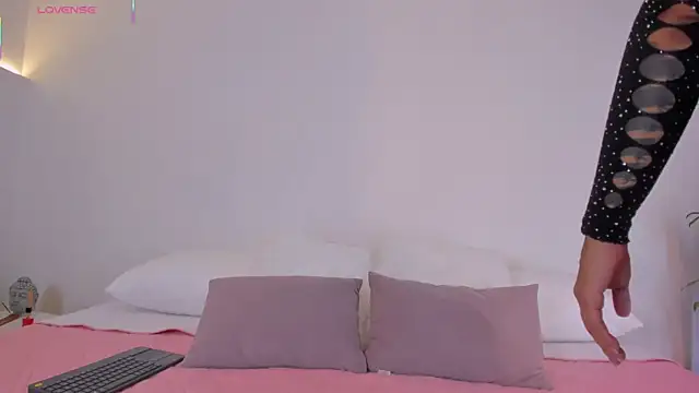  Hanna Williams  online show from 11-10-25, 08:36