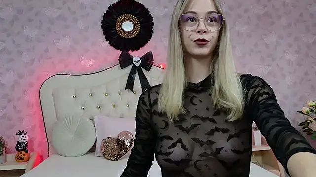 GracieCute online show from 10-30-25, 04:33