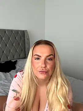 Snapshot of LeahLovexx chatting on 11-03-25, 10:19 LeahLovexx online show from 11-03-25, 10:19