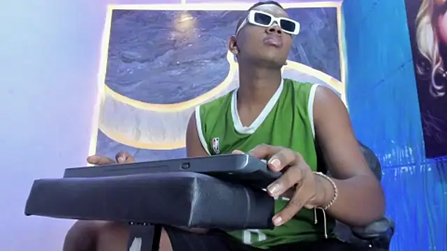 Snapshot of the_hot_boy0 chatting on 11-06-25, 12:31 the hot boy0 online show from 11-06-25, 12:31