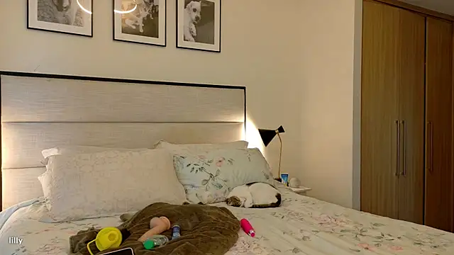 Itslillybloom online show from 11-28-25, 04:34