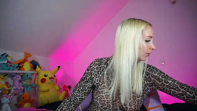 Snapshot of StellaCinderella chatting on 10-19-25, 01:25 StellaCinderella online show from 10-19-25, 01:25