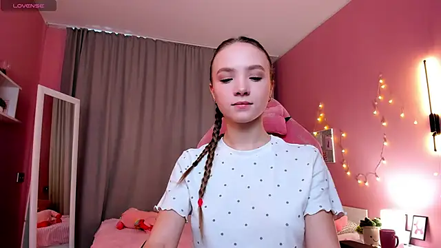 Adria Arjona online show from 11-30-25, 07:42