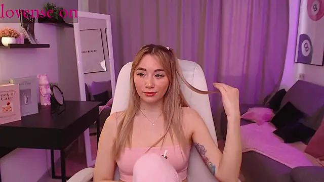 Rosie Mac online show from 04-30-26, 01:23