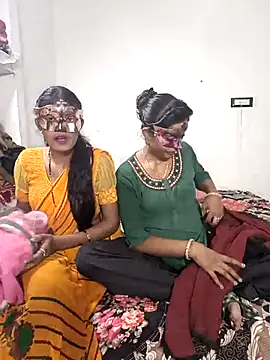 Snapshot of Real-Family chatting on 12-16-25, 05:06 Real-Family online show from 12-16-25, 05:06