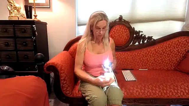 ChrisTinaBruce online show from 11-12-25, 07:18