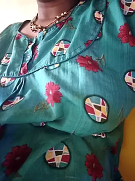 Snapshot of hyd_couple7878 chatting on 11-03-25, 09:24 hyd couple7878 online show from 11-03-25, 09:24