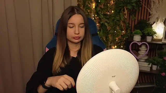 LauriePerez online show from 12-21-25, 12:40