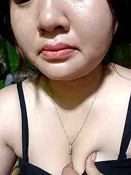 Snapshot of Bee-bgolden chatting on 11-08-25, 07:45 Bee-bgolden online show from 11-08-25, 07:45