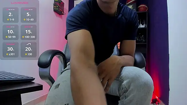 Snapshot of Alex_king27 chatting on 05-15-26, 01:25 Alex king27 online show from 05-15-26, 01:25