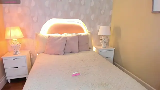 Snapshot of annie__20 chatting on 11-15-25, 12:31 annie 20 online show from 11-15-25, 12:31