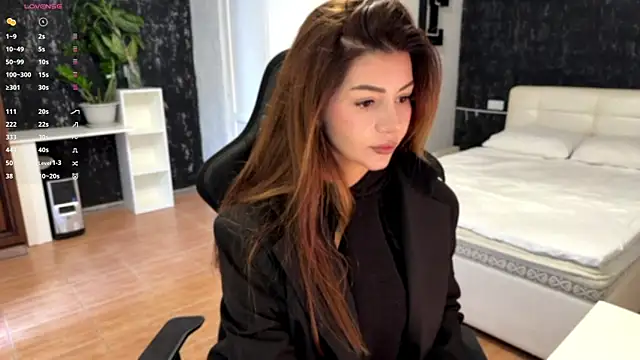 Snapshot of MishelVine chatting on 11-10-25, 10:09 MishelVine online show from 11-10-25, 10:09