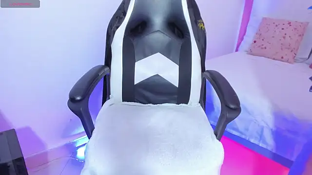 Emi Rosee online show from 11-26-25, 12:38