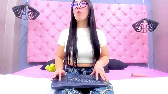 Mia Horney online show from 01-14-26, 12:20