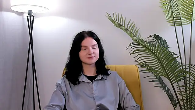 LatinaHuguenin online show from 11-07-25, 03:05