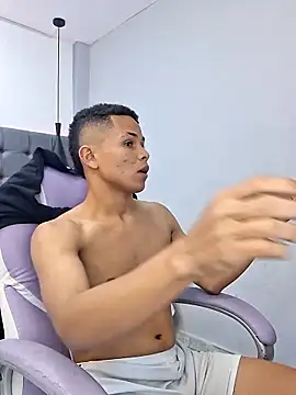 Snapshot of Liams18 chatting on 11-14-25, 12:58 Liams18 online show from 11-14-25, 12:58