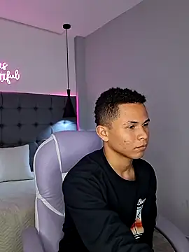 Snapshot of Liams18 chatting on 11-12-25, 12:48 Liams18 online show from 11-12-25, 12:48