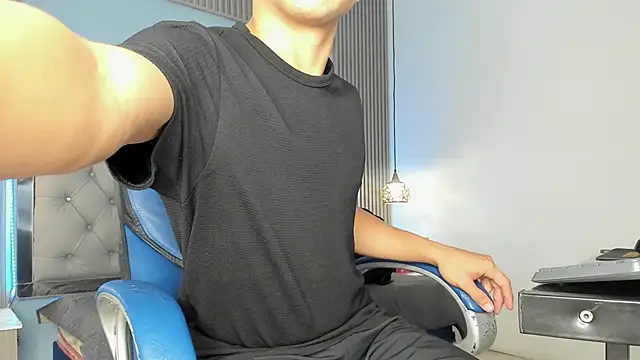 Snapshot of Liams18 chatting on 05-21-26, 03:37 Liams18 online show from 05-21-26, 03:37