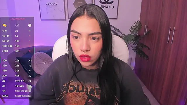 Snapshot of emma_connor1 chatting on 11-29-25, 11:32 emma connor1 online show from 11-29-25, 11:32