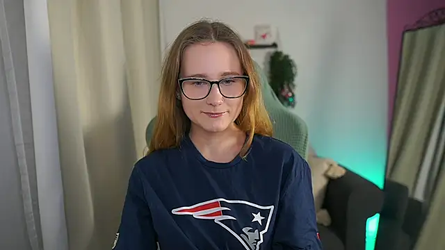 Snapshot of glossy_babe_ chatting on 02-08-26, 09:07 glossy babe online show from 02-08-26, 09:07