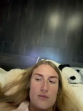 Snapshot of olliebells chatting on 06-19-26, 01:17 olliebells online show from 06-19-26, 01:17