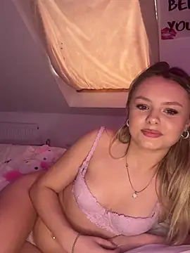 Snapshot of LillieWebb_ chatting on 11-07-25, 01:04 LillieWebb online show from 11-07-25, 01:04