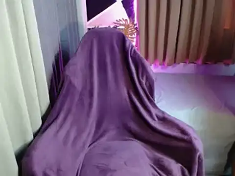 Snapshot of furry_puss chatting on 11-13-25, 04:05 furry puss online show from 11-13-25, 04:05