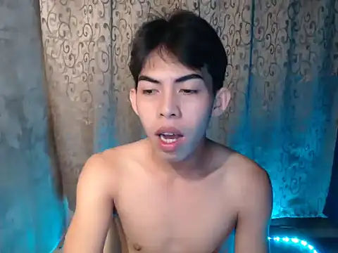 Urhotsilverboy online show from 11-19-25, 04:23