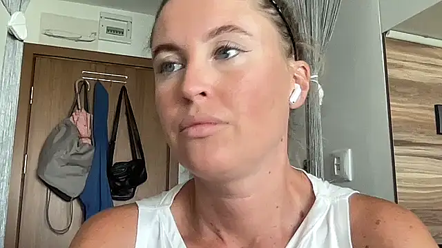 Ameli8 online show from 06-19-26, 10:21