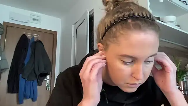 Snapshot of Ameli8 chatting on 02-12-26, 01:00 Ameli8 online show from 02-12-26, 01:00