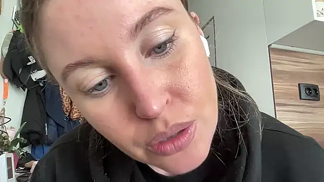 Snapshot of Ameli8 chatting on 02-19-26, 12:35 Ameli8 online show from 02-19-26, 12:35