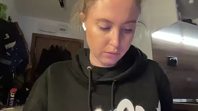 Snapshot of Ameli8 chatting on 02-14-26, 05:02 Ameli8 online show from 02-14-26, 05:02