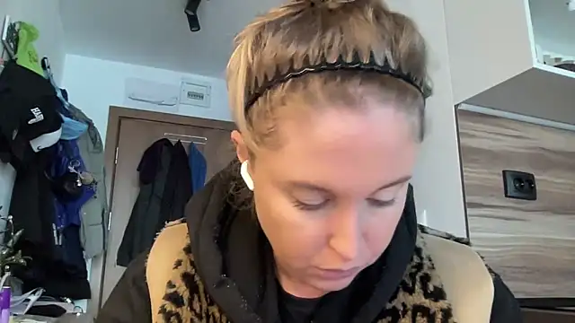 Snapshot of Ameli8 chatting on 02-08-26, 01:20 Ameli8 online show from 02-08-26, 01:20