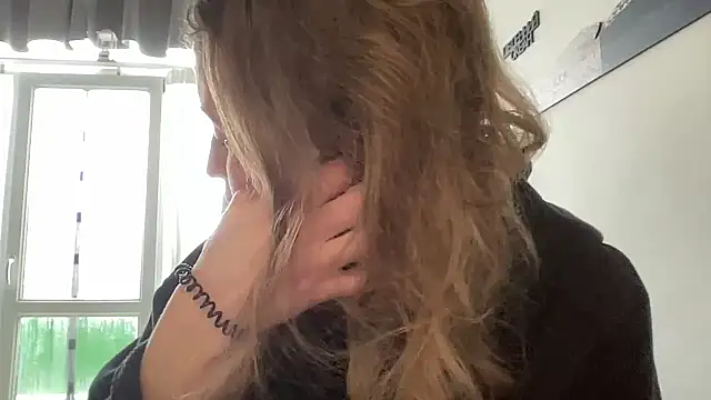 Snapshot of Ameli8 chatting on 02-18-26, 12:12 Ameli8 online show from 02-18-26, 12:12