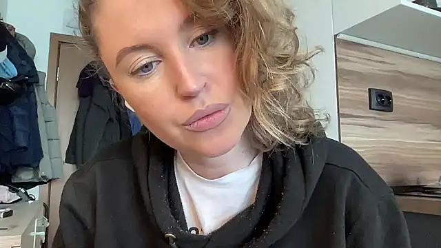 Snapshot of Ameli8 chatting on 02-06-26, 10:11 Ameli8 online show from 02-06-26, 10:11