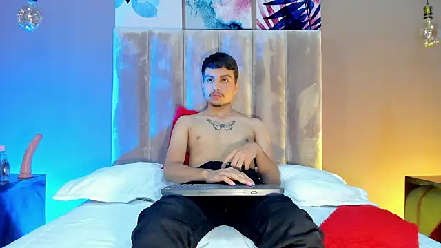 Snapshot of NicolasRey1 chatting on 11-14-25, 03:43 NicolasRey1 online show from 11-14-25, 03:43