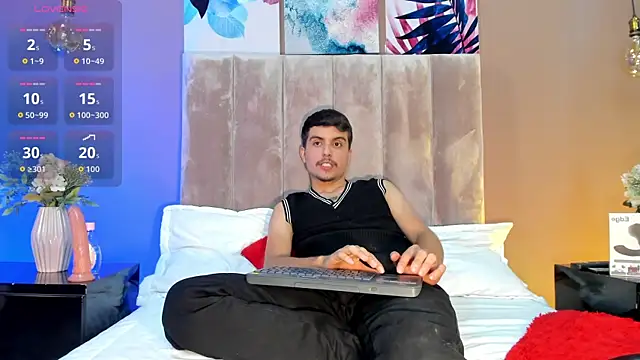 Snapshot of NicolasRey1 chatting on 11-15-25, 04:27 NicolasRey1 online show from 11-15-25, 04:27