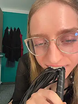 EveLunny online show from 11-19-25, 01:27