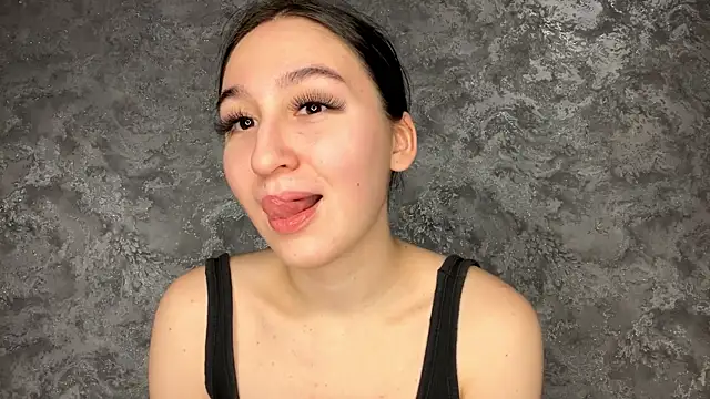 SofiYong online show from 12-18-25, 04:22