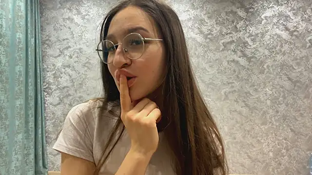 Snapshot of SofiYong chatting on 11-06-25, 04:11 SofiYong online show from 11-06-25, 04:11