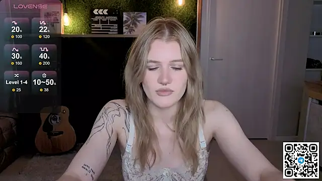 Snapshot of eshleeygreen chatting on 05-24-26, 03:23 eshleeygreen online show from 05-24-26, 03:23
